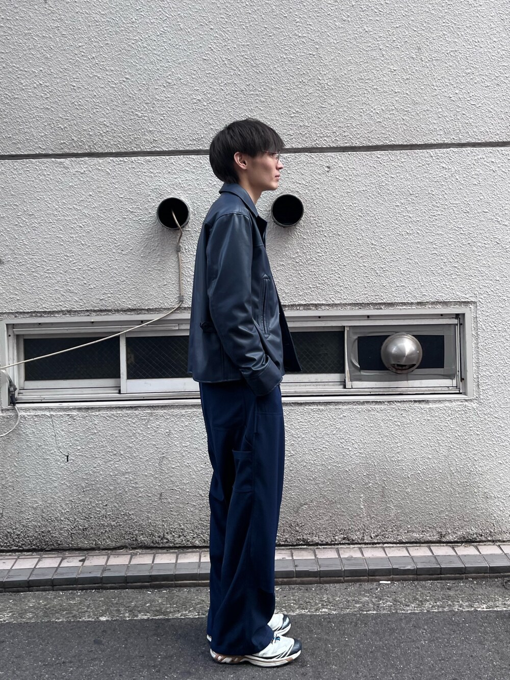 ブルー系のその他アウター、ブルー系のその他パンツを着用したメンズの冬コーディネートの2枚目の写真