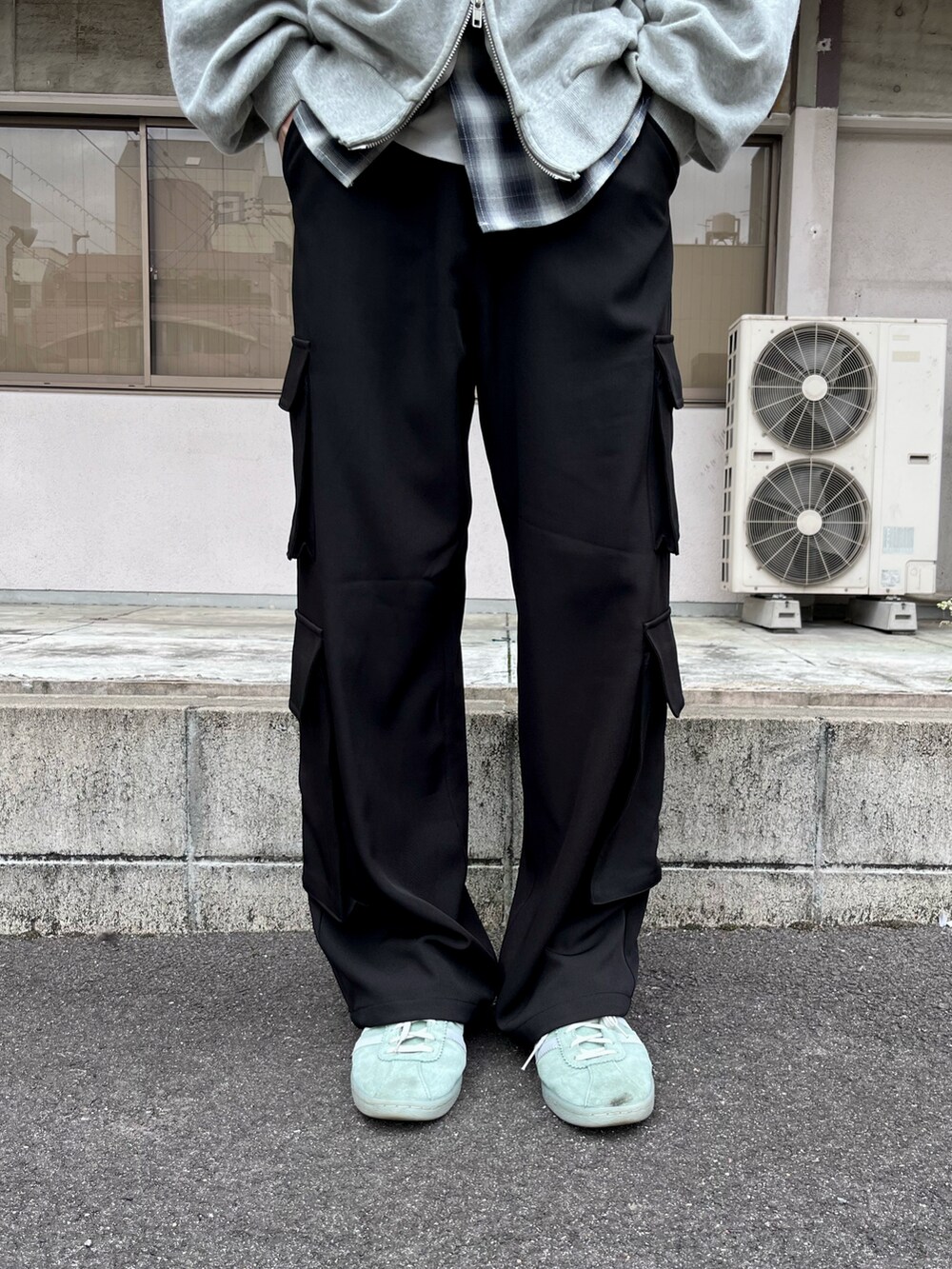グレー系のパーカー、ブラック系のシャツ/ブラウス、ブラック系のその他パンツを着用したメンズの秋コーディネートの4枚目の写真
