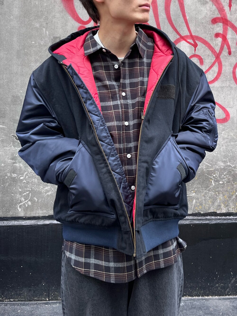 ブラック系のブルゾン、グレー系のシャツ/ブラウス、ブラック系のデニムパンツを着用したメンズの秋コーディネートの2枚目の写真