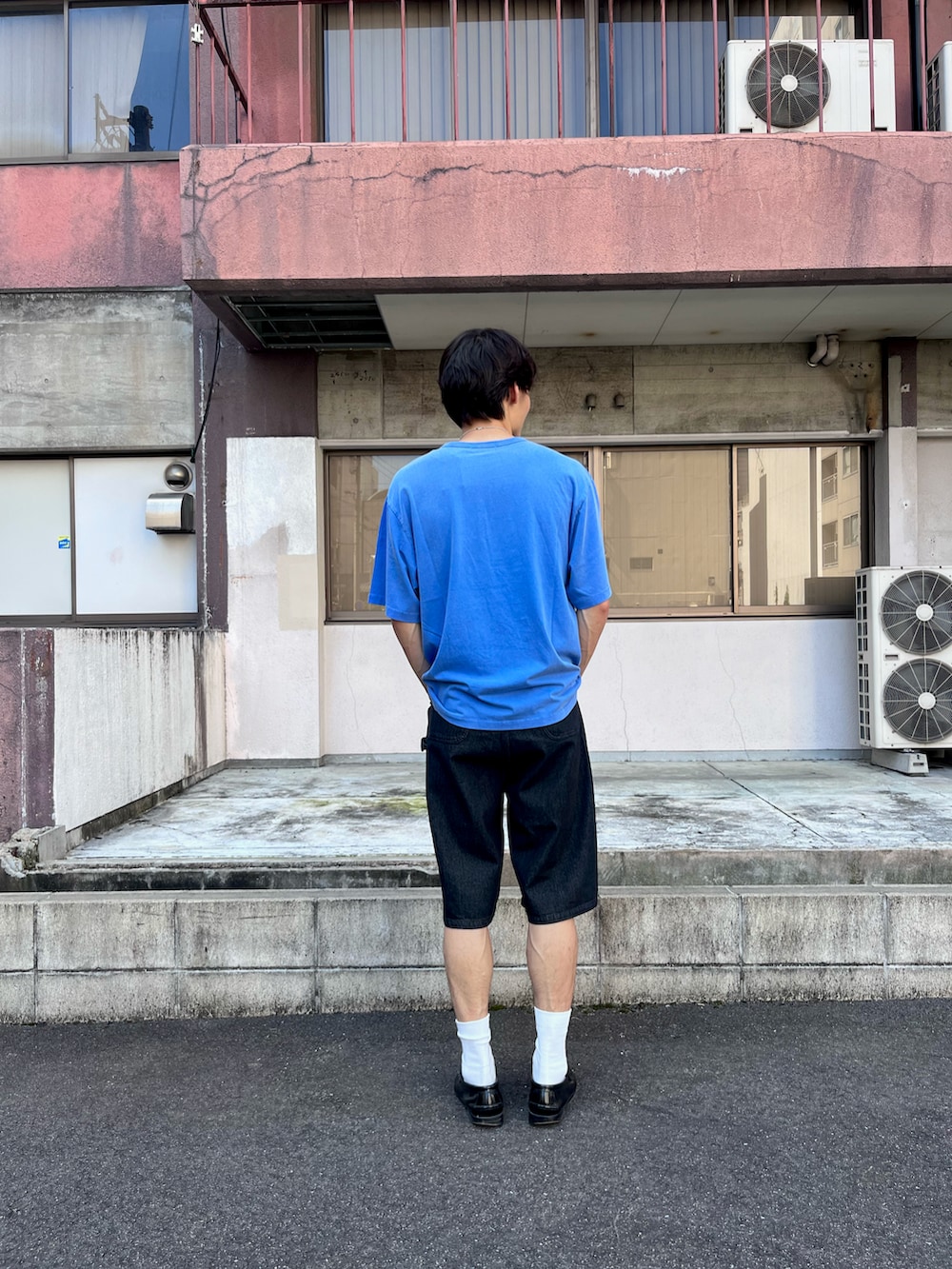 ブルー系のTシャツ/カットソー、ブラック系のデニムパンツ、ブラック系のローファーを着用したメンズの秋コーディネートの3枚目の写真