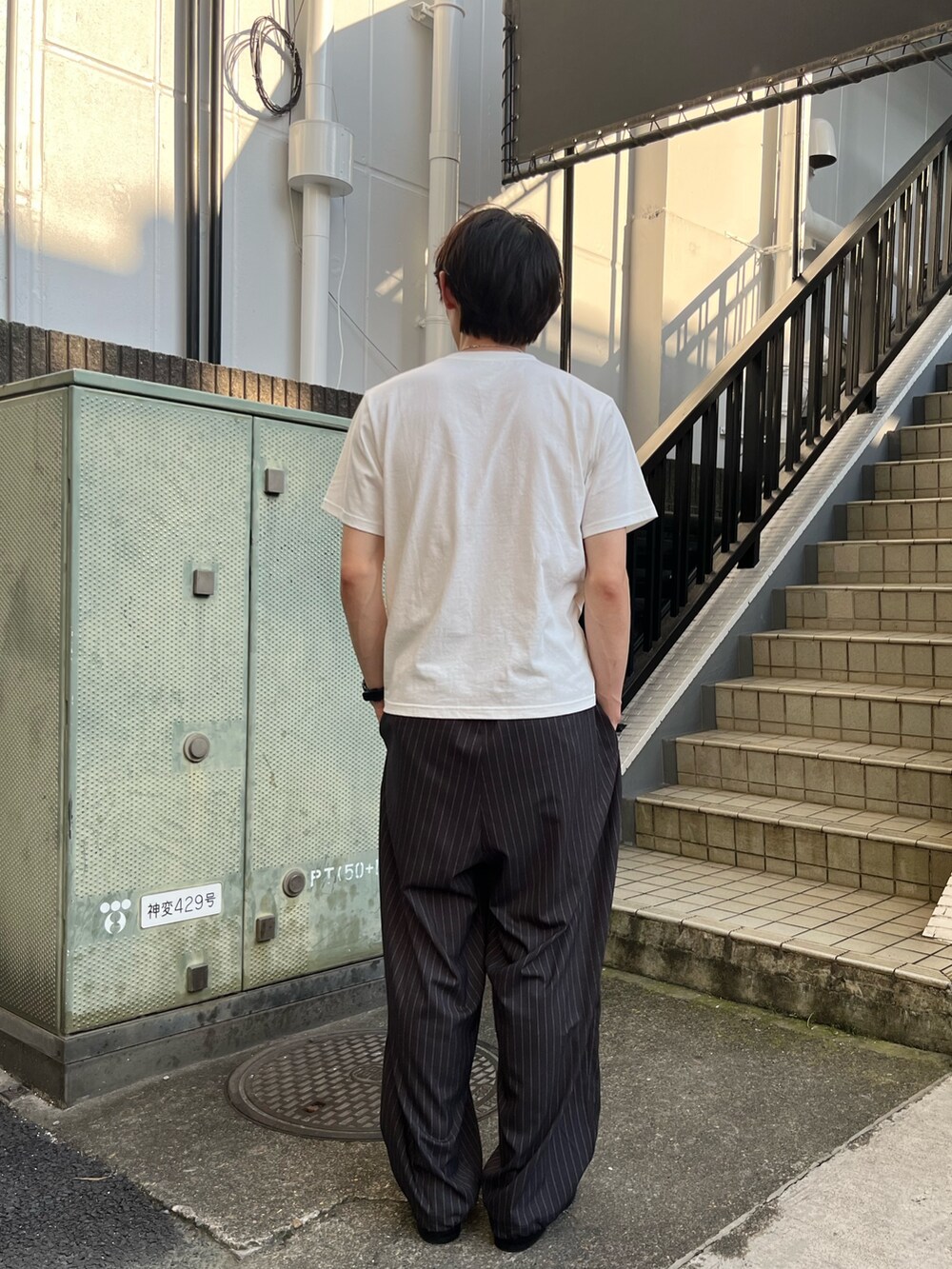 グレー系のその他パンツ、ホワイト系のTシャツ/カットソーを着用したメンズの夏コーディネートの2枚目の写真