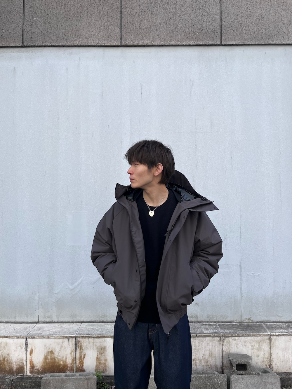 ブルー系のデニムパンツ、グレー系のダウンジャケット/コートを着用したメンズの秋コーディネートの3枚目の写真