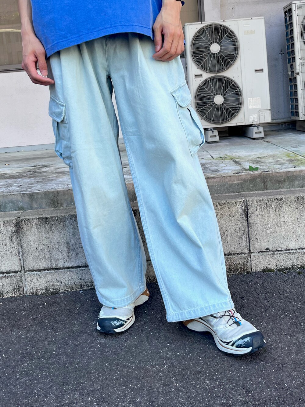 ブルー系のTシャツ/カットソー、ホワイト系のデニムパンツ、ホワイト系のスニーカーを着用したメンズの秋コーディネートの2枚目の写真