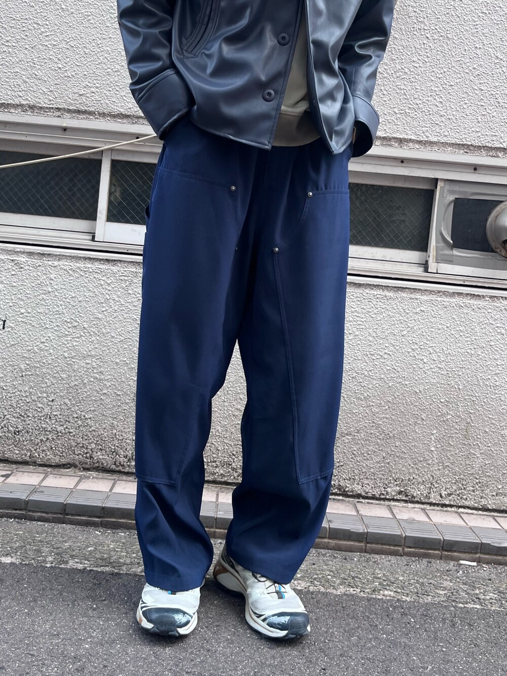 ブルー系のその他アウター、ブルー系のその他パンツを着用したメンズの冬コーディネートの4枚目の写真