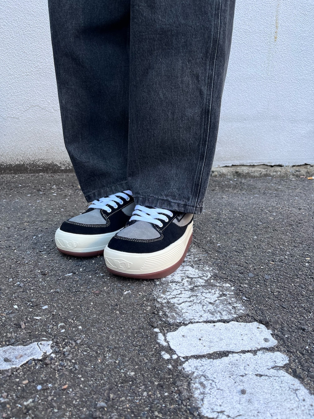 ブラック系のブルゾン、ブラック系のその他パンツ、グレー系のスニーカーを着用したメンズの冬コーディネートの3枚目の写真