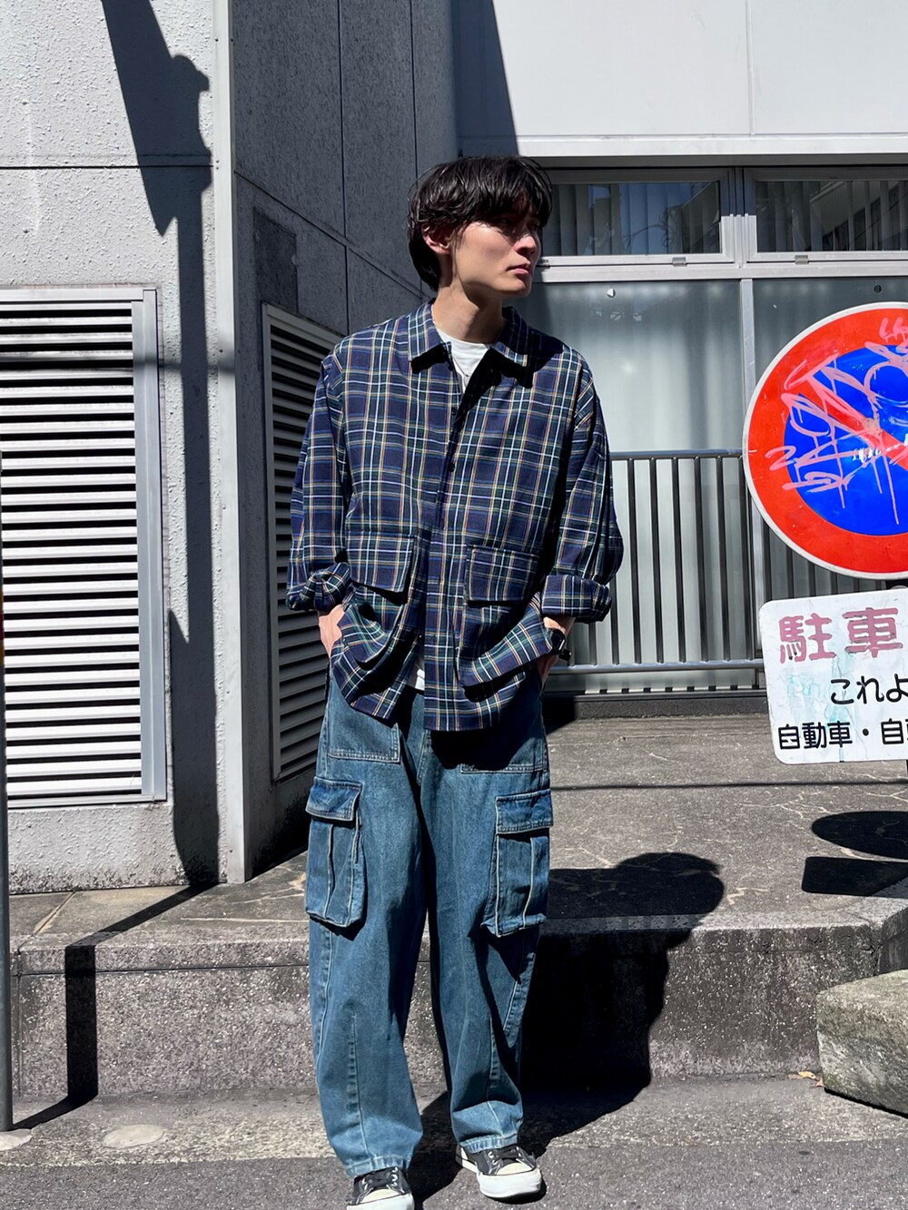 ブラック系のシャツ/ブラウス、ブルー系のカーゴパンツを着用したメンズの秋コーディネートの2枚目の写真