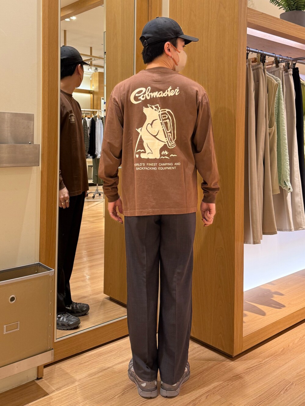 グレー系のその他パンツ、ブラウン系のTシャツ/カットソーを着用したメンズの秋コーディネートの9枚目の写真