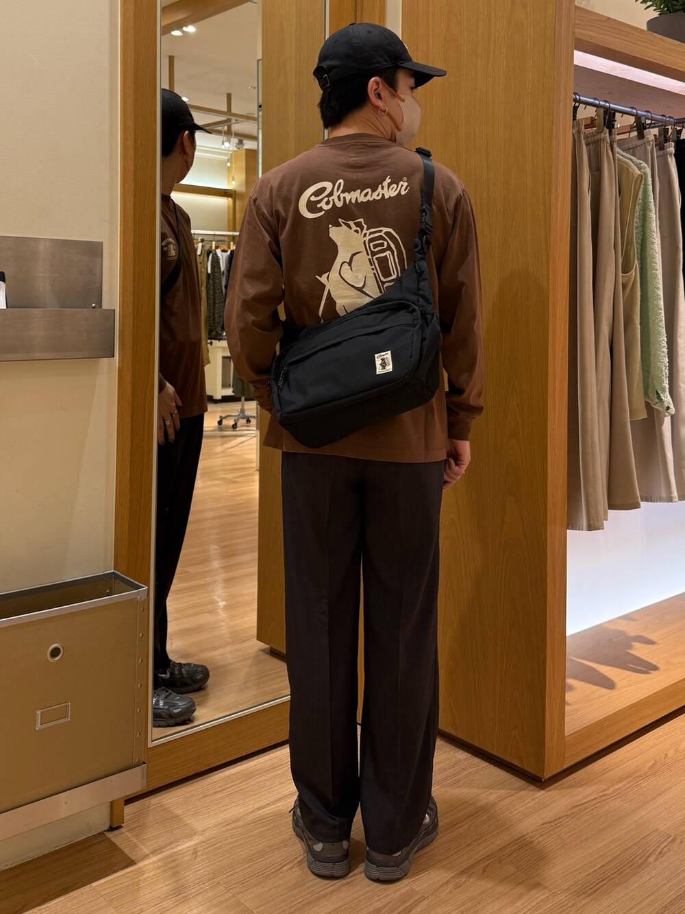 グレー系のその他パンツ、ブラウン系のTシャツ/カットソーを着用したメンズの秋コーディネートの3枚目の写真