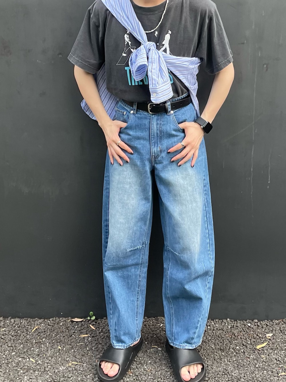 グレー系のTシャツ/カットソー、ブルー系のシャツ/ブラウス、ブルー系のデニムパンツを着用したメンズの夏コーディネートの3枚目の写真