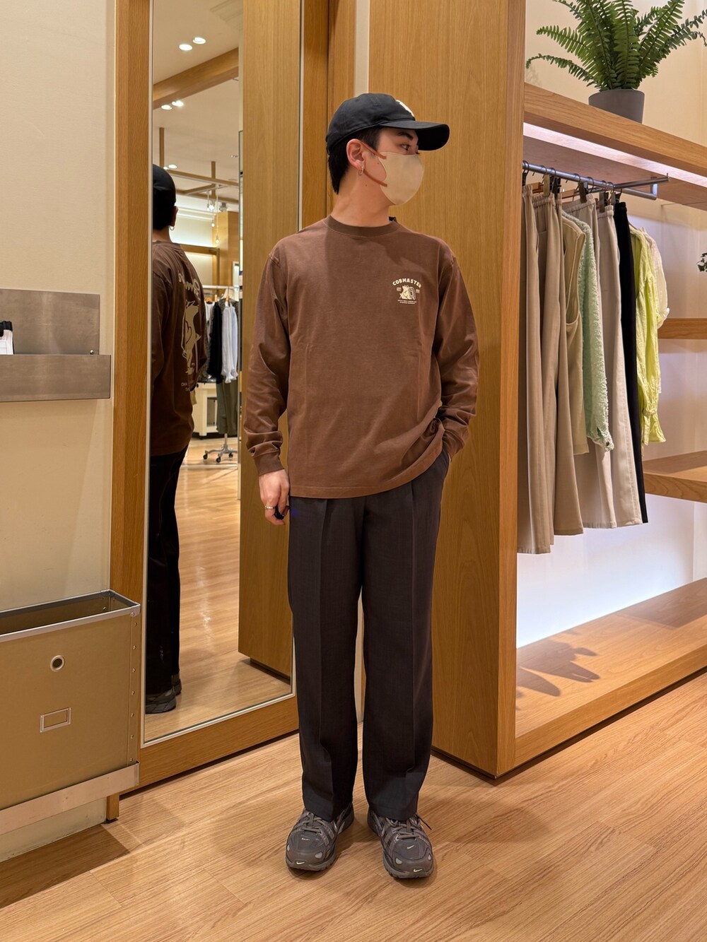 グレー系のその他パンツ、ブラウン系のTシャツ/カットソーを着用したメンズの秋コーディネートの5枚目の写真