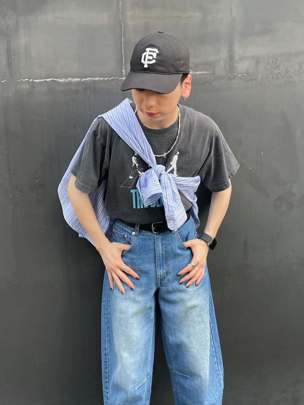グレー系のTシャツ/カットソー、ブルー系のシャツ/ブラウス、ブルー系のデニムパンツを着用したメンズの夏コーディネートの6枚目の写真