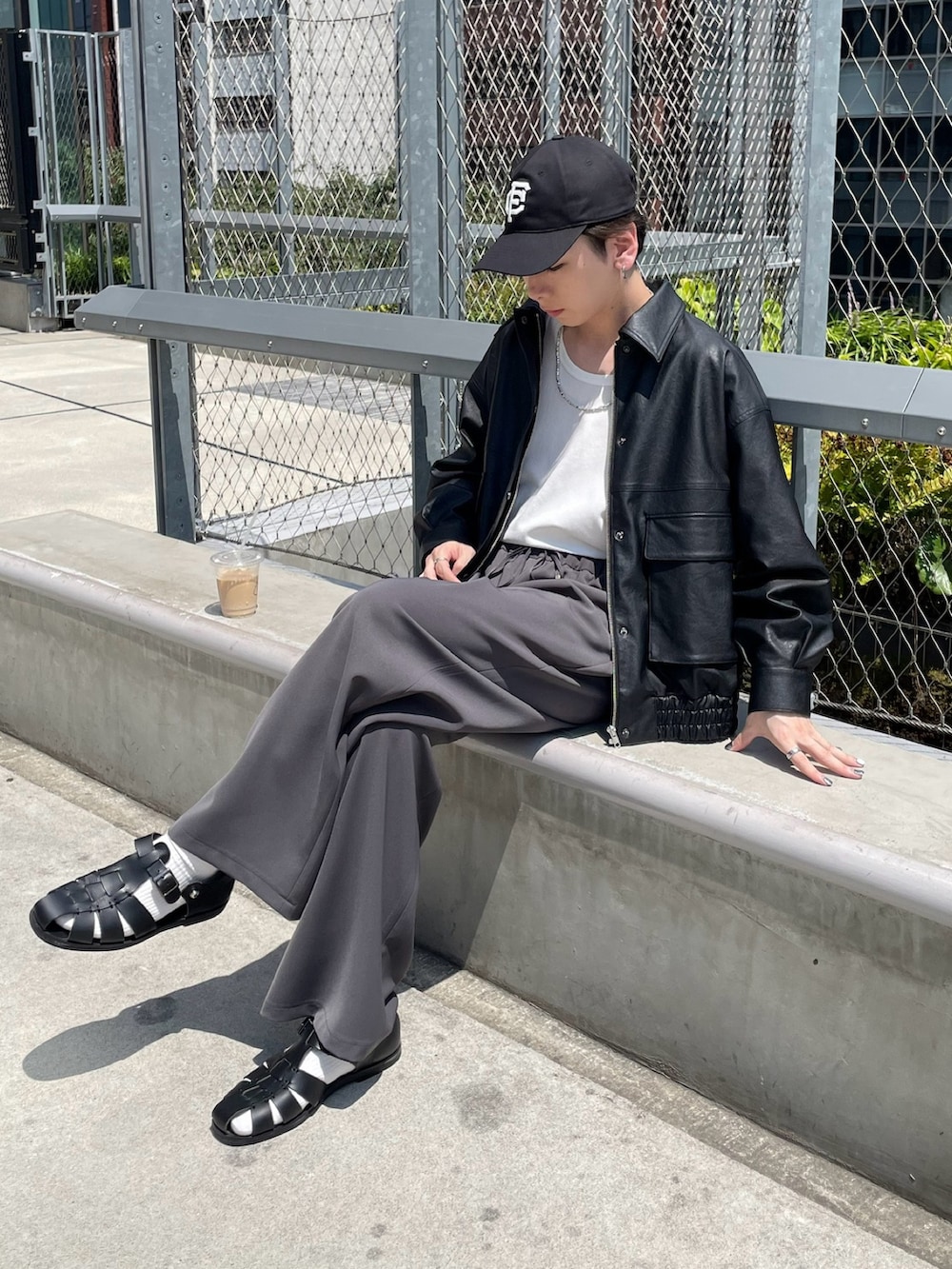 ブラック系のブルゾン、グレー系のその他パンツ、ブラック系のキャップを着用したメンズの夏コーディネートの2枚目の写真