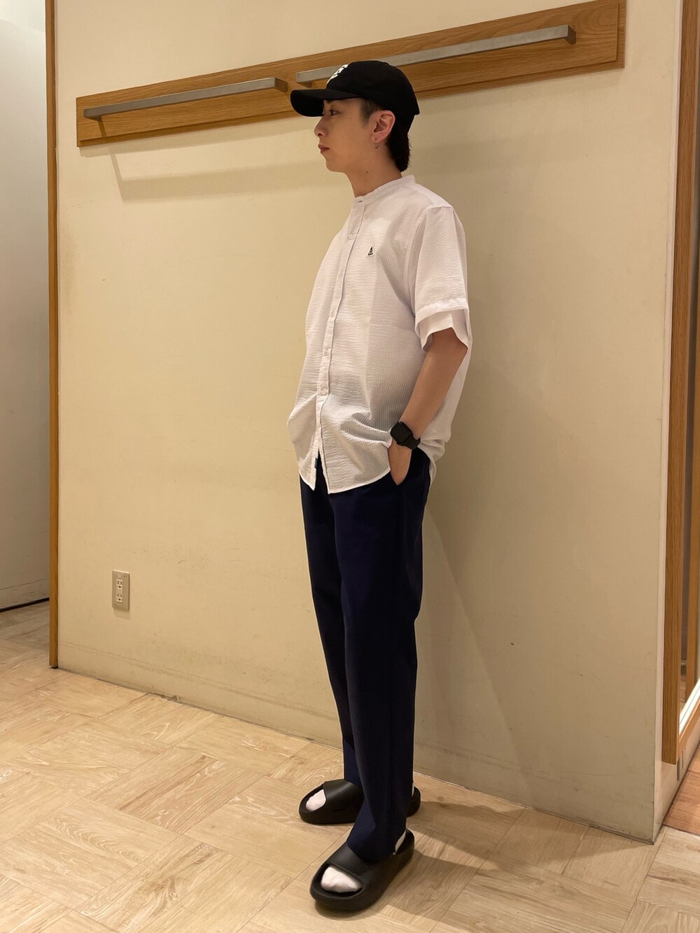 ホワイト系のシャツ/ブラウス、ホワイト系のTシャツ/カットソー、ブルー系のその他パンツを着用したメンズの夏コーディネートの3枚目の写真