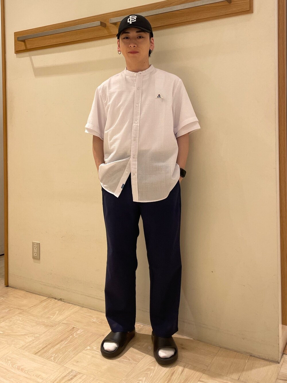 ホワイト系のシャツ/ブラウス、ホワイト系のTシャツ/カットソー、ブルー系のその他パンツを着用したメンズの夏コーディネートの5枚目の写真