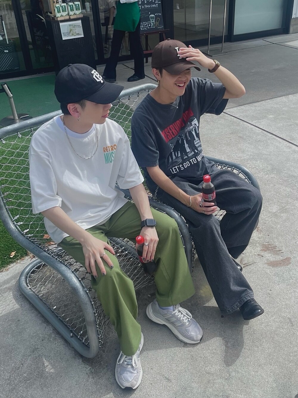 ホワイト系のTシャツ/カットソー、グリーン系のその他パンツ、ブラック系のキャップを着用したメンズの夏コーディネートの9枚目の写真