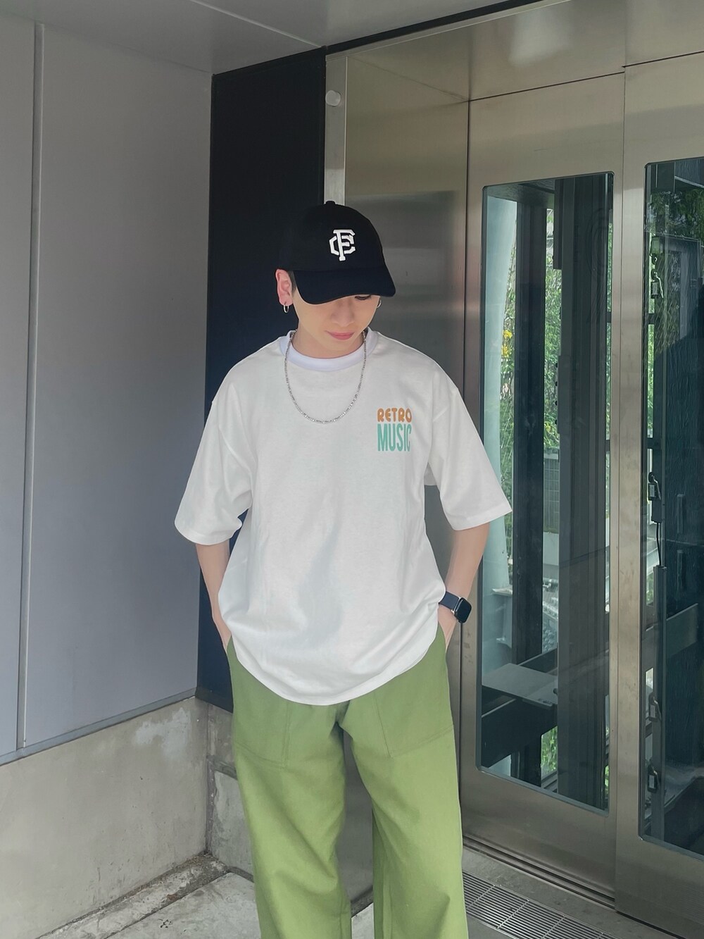 ホワイト系のTシャツ/カットソー、グリーン系のその他パンツ、ブラック系のキャップを着用したメンズの夏コーディネートの5枚目の写真