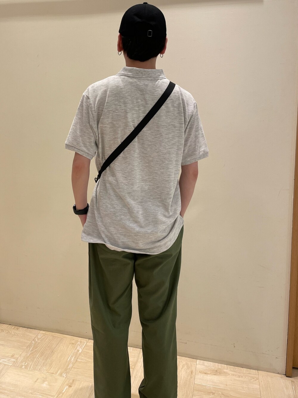 グレー系のポロシャツ、グリーン系のその他パンツ、ブラック系のキャップを着用したメンズの夏コーディネートの4枚目の写真