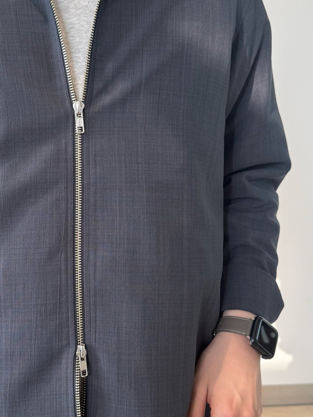 グレー系のシャツ/ブラウス、ブラック系のその他パンツを着用したメンズの春コーディネートの4枚目の写真