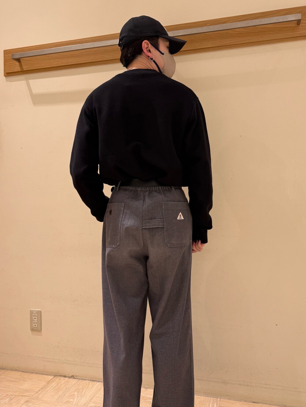 ブラック系のニット/セーター、グレー系のスラックスを着用したメンズの冬コーディネートの9枚目の写真