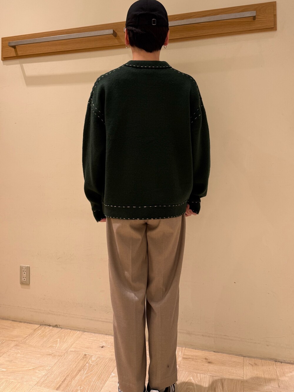 グリーン系のカーディガン/ボレロ、ベージュ系のその他パンツを着用したメンズの冬コーディネートの3枚目の写真