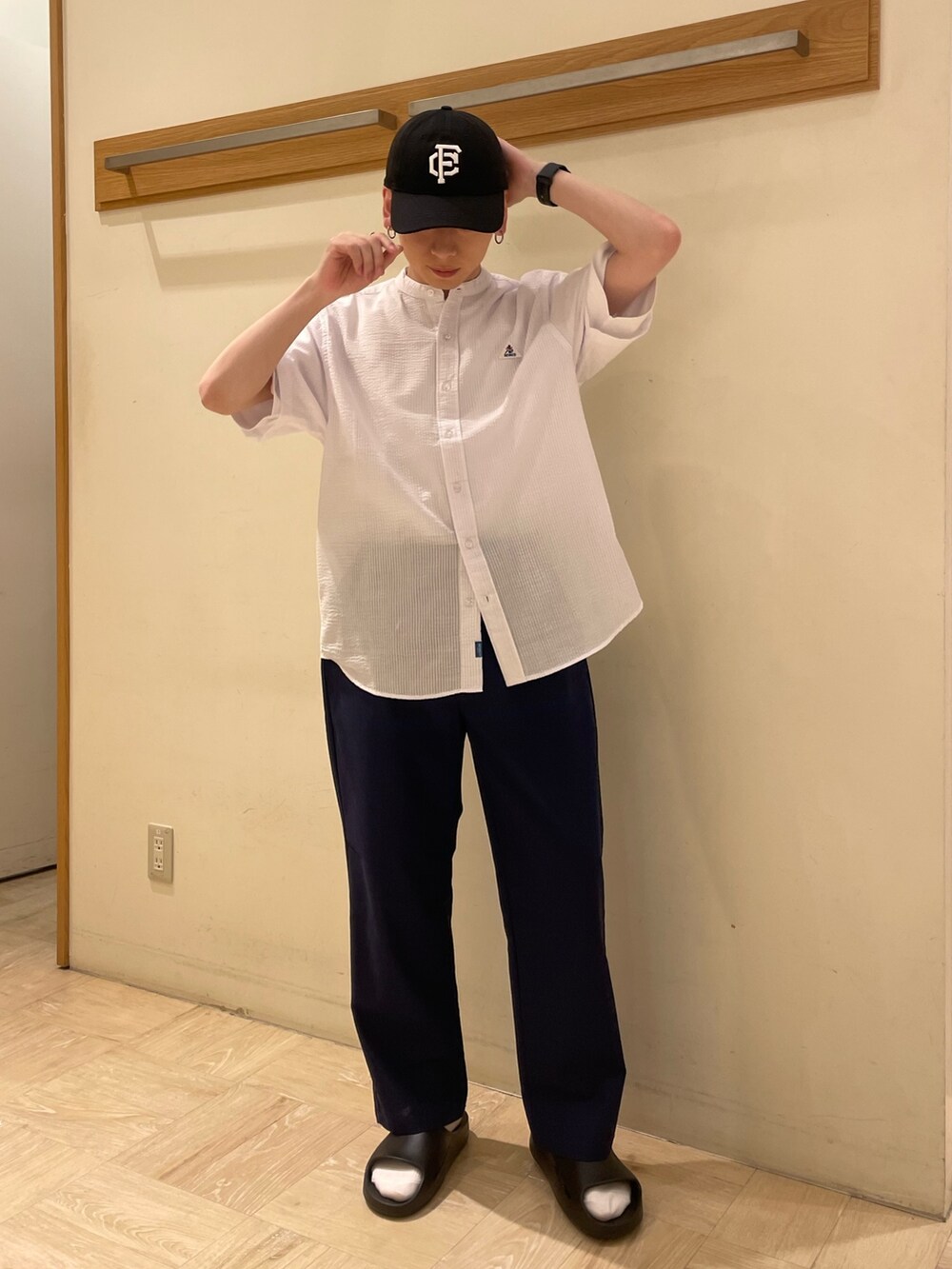 ホワイト系のシャツ/ブラウス、ホワイト系のTシャツ/カットソー、ブルー系のその他パンツを着用したメンズの夏コーディネートの4枚目の写真