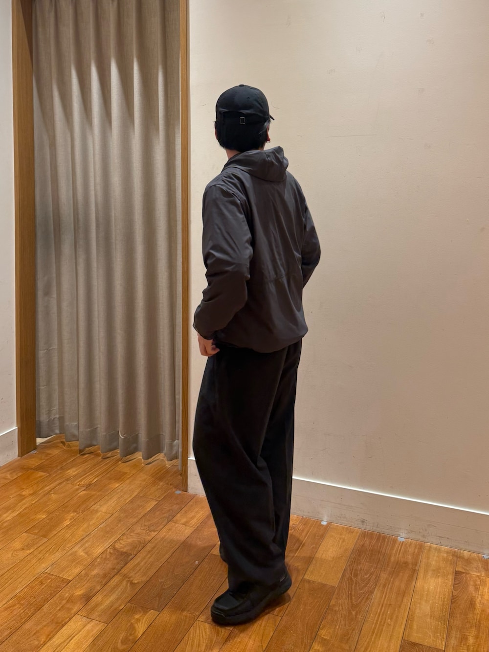 グレー系のブルゾンを着用したメンズの春コーディネートの3枚目の写真