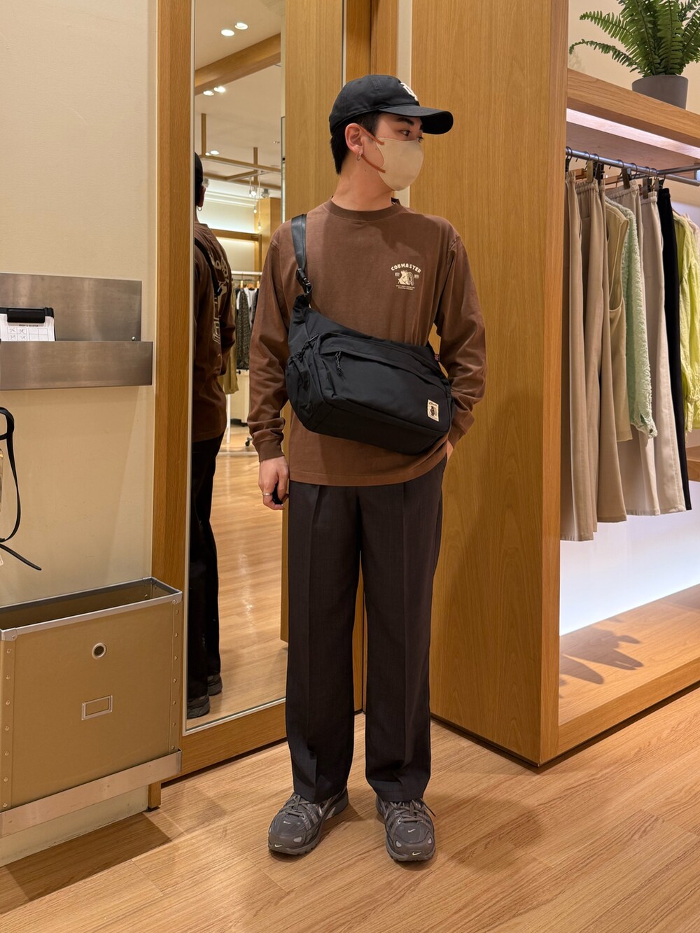 グレー系のその他パンツ、ブラウン系のTシャツ/カットソーを着用したメンズの秋コーディネートの4枚目の写真