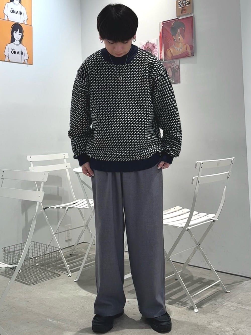 グレー系のスラックス、ブルー系のニット/セーターを着用したメンズの秋コーディネートの4枚目の写真