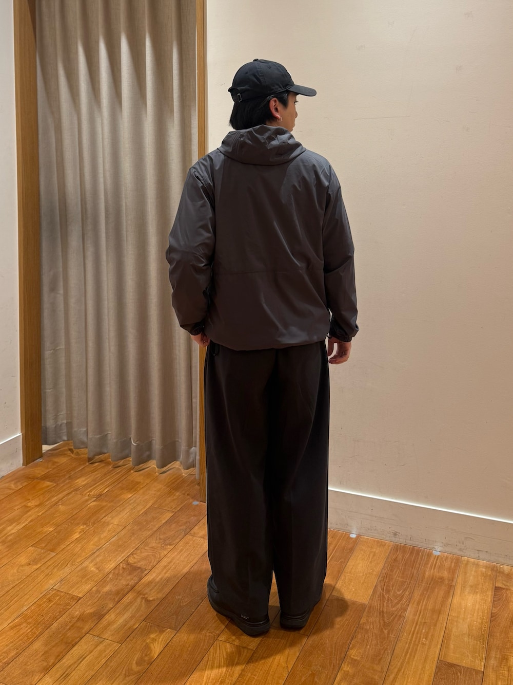 グレー系のブルゾンを着用したメンズの春コーディネートの4枚目の写真