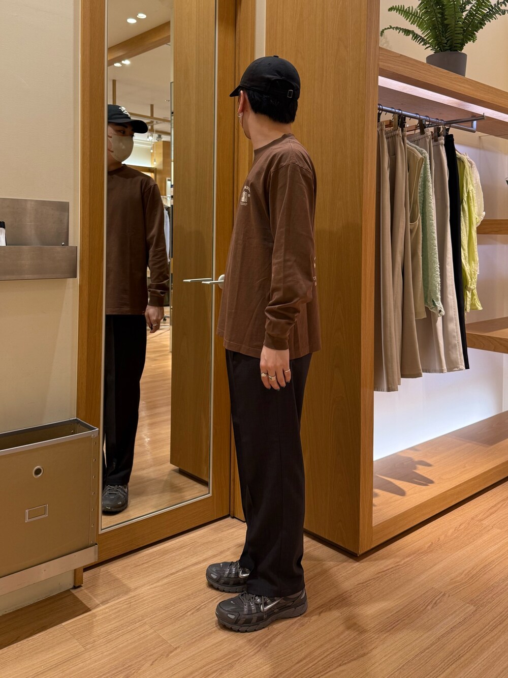 グレー系のその他パンツ、ブラウン系のTシャツ/カットソーを着用したメンズの秋コーディネートの8枚目の写真