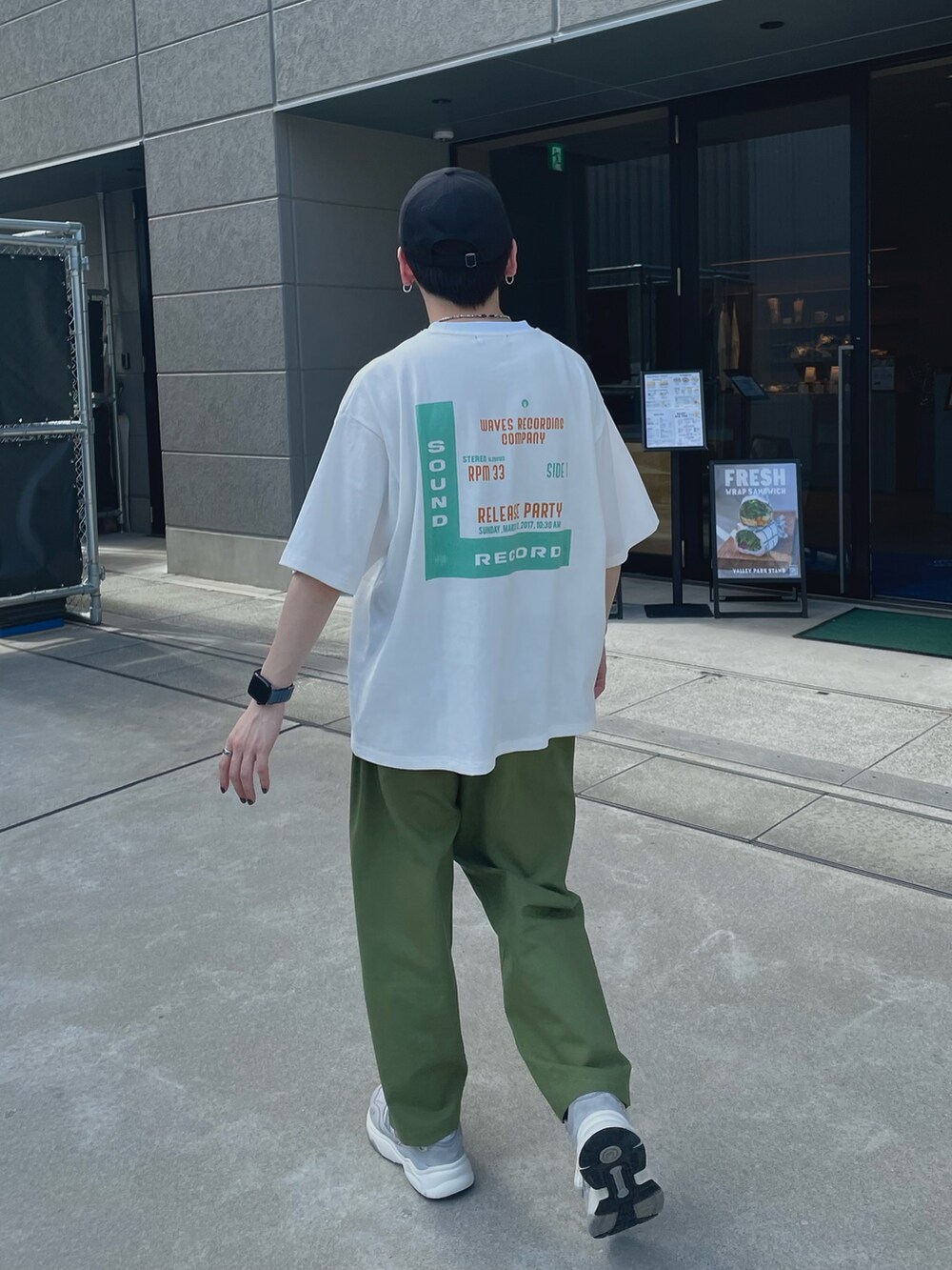 ホワイト系のTシャツ/カットソー、グリーン系のその他パンツ、ブラック系のキャップを着用したメンズの夏コーディネートの2枚目の写真