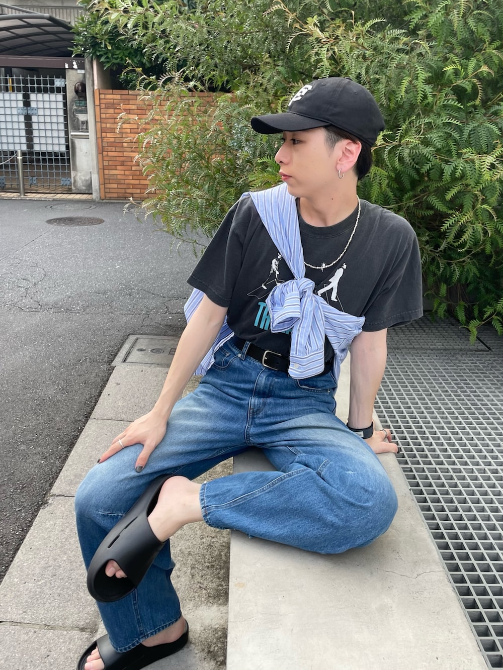 グレー系のTシャツ/カットソー、ブルー系のシャツ/ブラウス、ブルー系のデニムパンツを着用したメンズの夏コーディネートの2枚目の写真