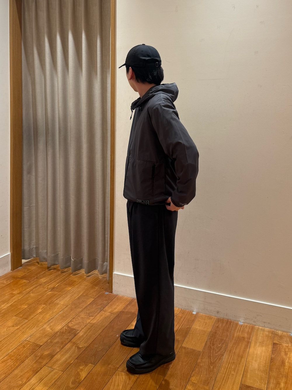 グレー系のブルゾンを着用したメンズの春コーディネートの2枚目の写真