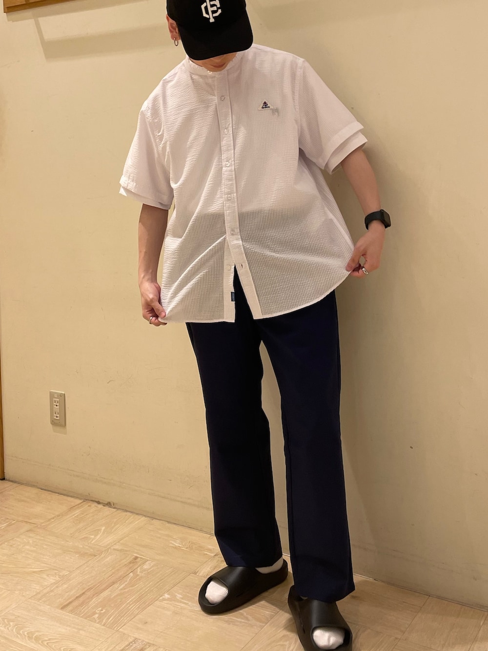 ホワイト系のシャツ/ブラウス、ホワイト系のTシャツ/カットソー、ブルー系のその他パンツを着用したメンズの夏コーディネートの2枚目の写真