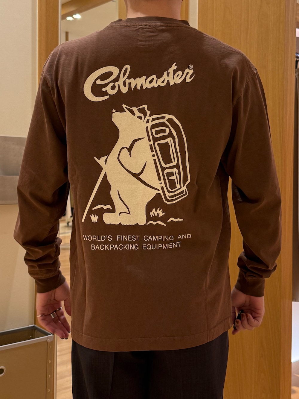 グレー系のその他パンツ、ブラウン系のTシャツ/カットソーを着用したメンズの秋コーディネートの7枚目の写真