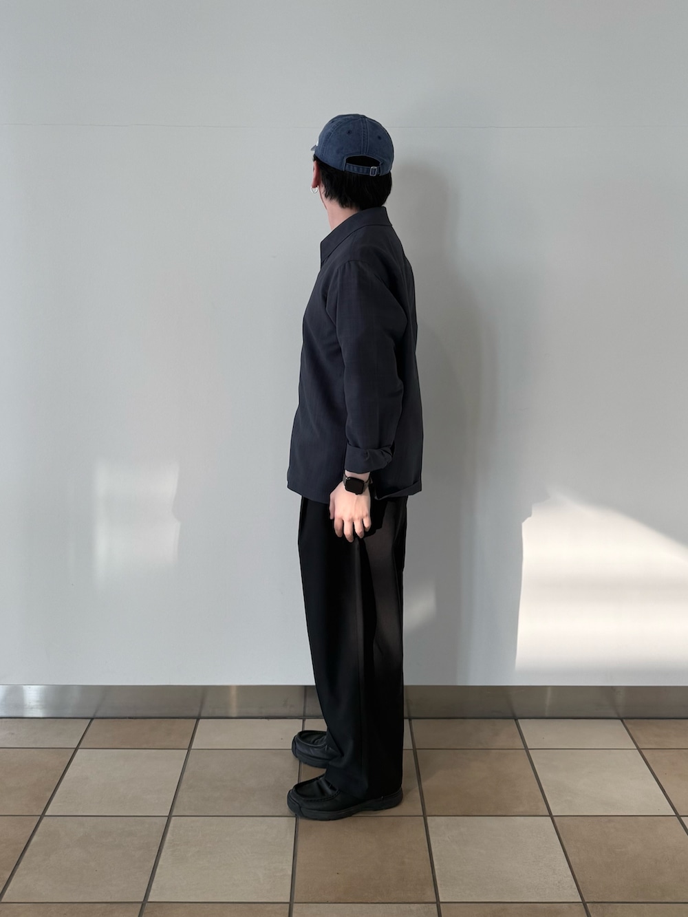 グレー系のシャツ/ブラウス、ブラック系のその他パンツを着用したメンズの春コーディネートの2枚目の写真