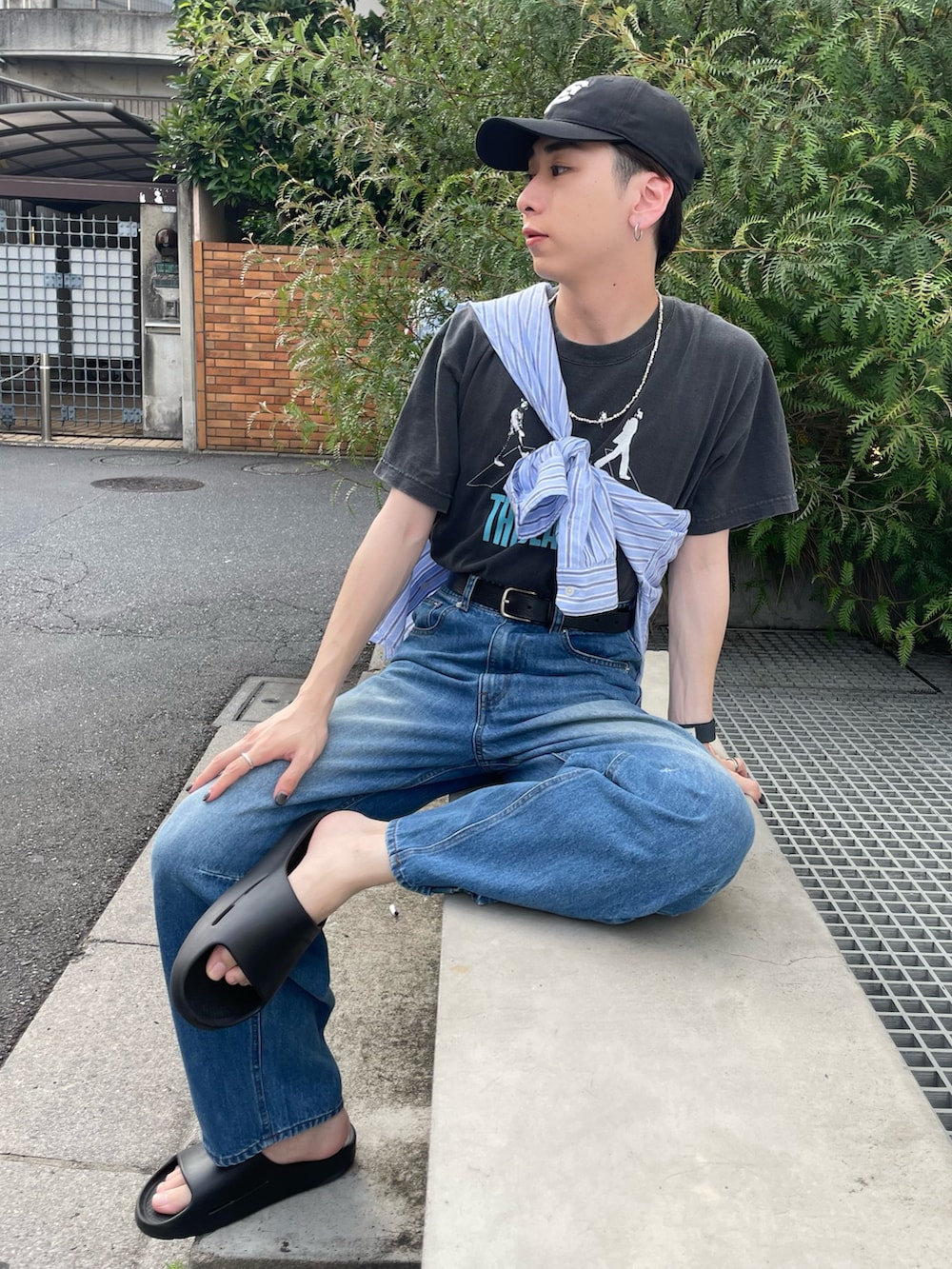 グレー系のTシャツ/カットソー、ブルー系のシャツ/ブラウス、ブルー系のデニムパンツを着用したメンズの夏コーディネートの7枚目の写真