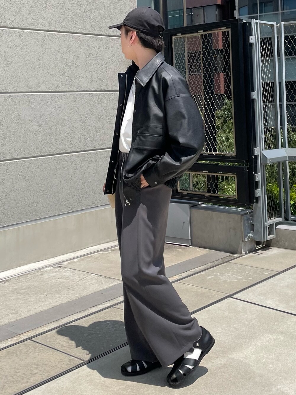 ブラック系のブルゾン、グレー系のその他パンツ、ブラック系のキャップを着用したメンズの夏コーディネートの6枚目の写真