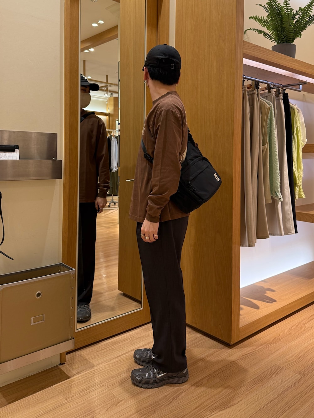 グレー系のその他パンツ、ブラウン系のTシャツ/カットソーを着用したメンズの秋コーディネートの2枚目の写真