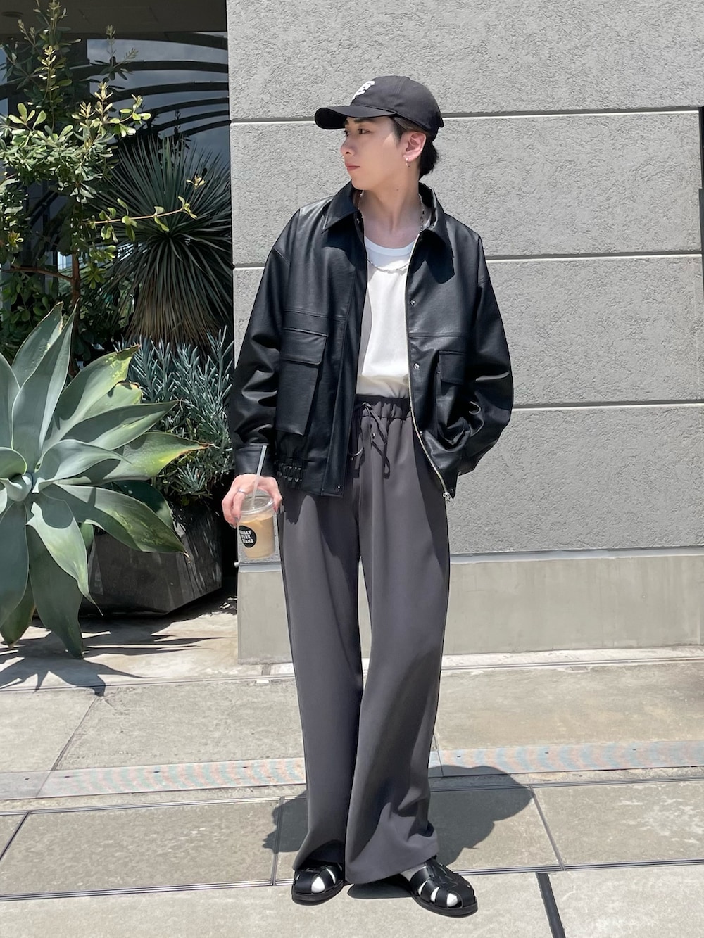 ブラック系のブルゾン、グレー系のその他パンツ、ブラック系のキャップを着用したメンズの夏コーディネートの7枚目の写真