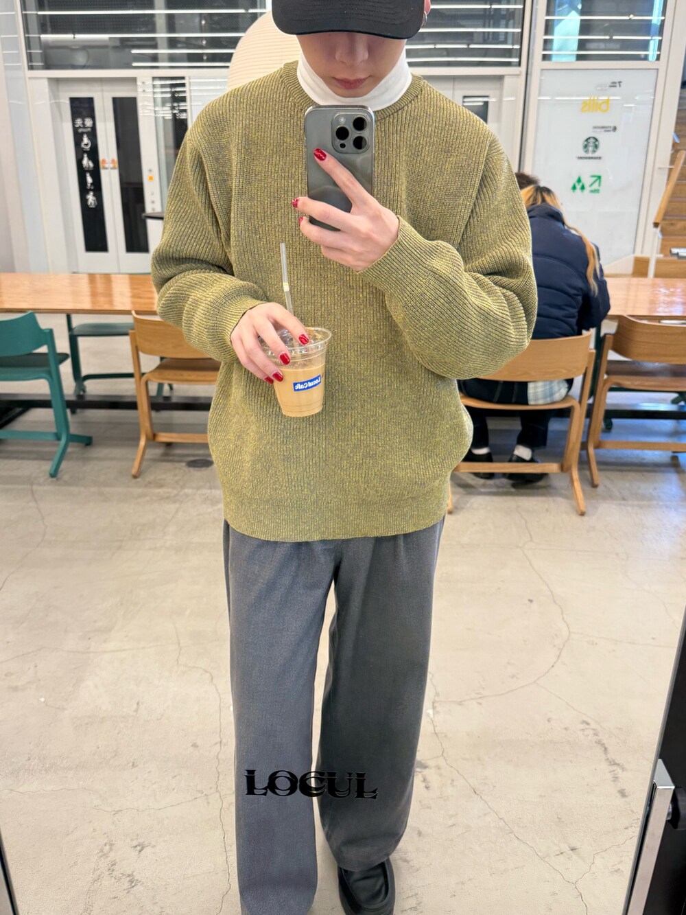 グレー系のスラックス、イエロー系のニット/セーター、ブラック系のブルゾンを着用したメンズの冬コーディネートの6枚目の写真