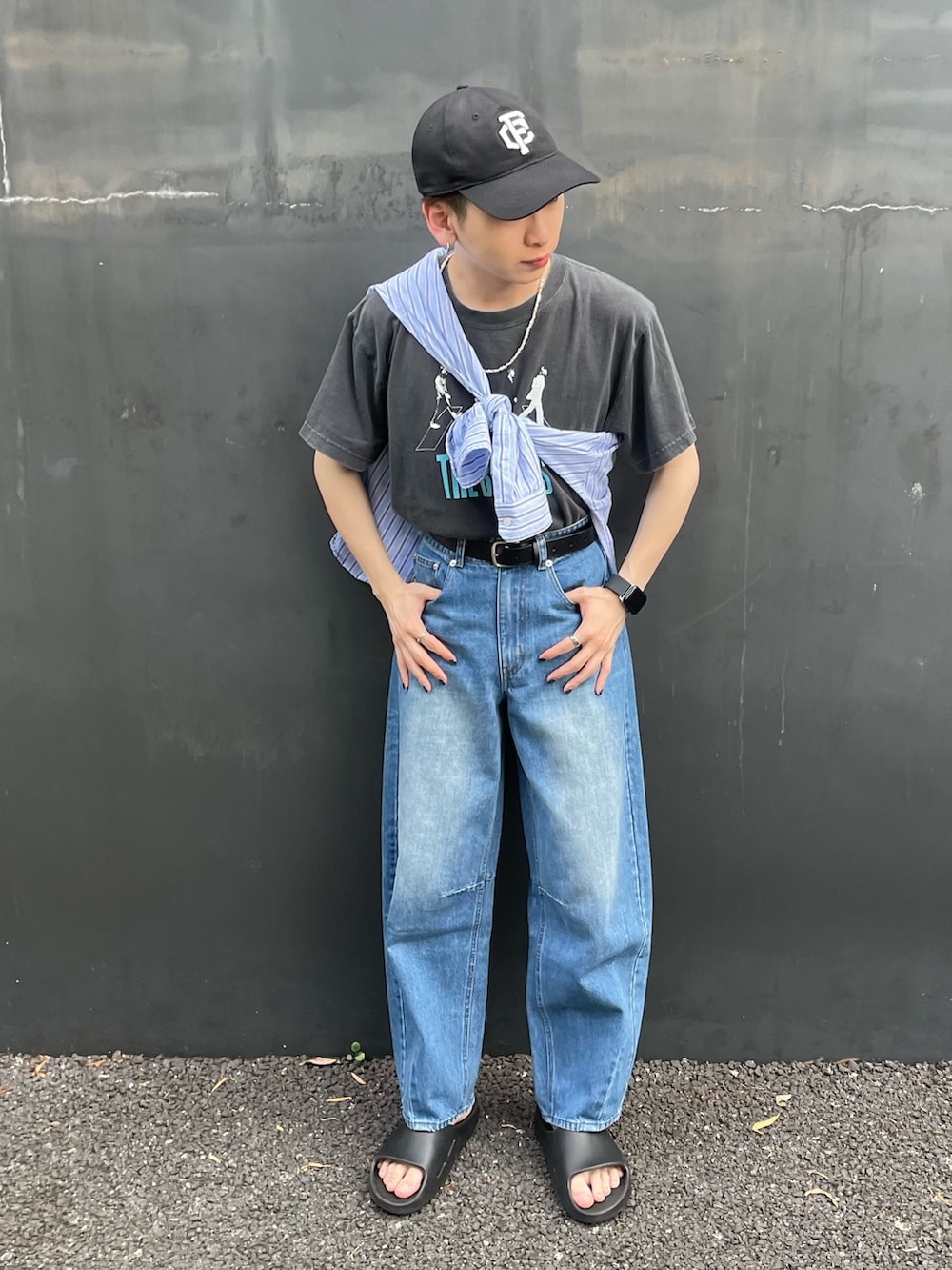 グレー系のTシャツ/カットソー、ブルー系のシャツ/ブラウス、ブルー系のデニムパンツを着用したメンズの夏コーディネートの5枚目の写真