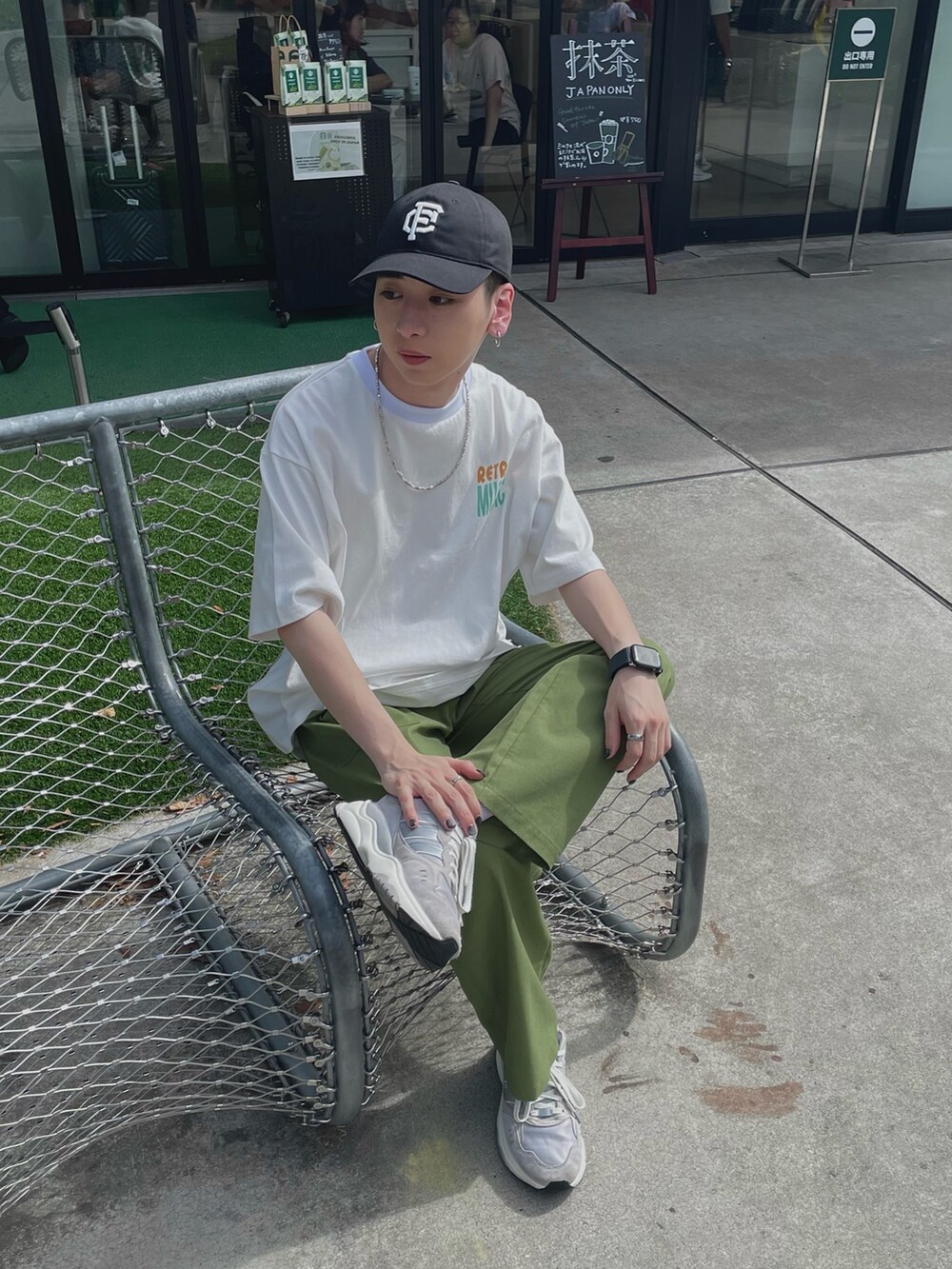 ホワイト系のTシャツ/カットソー、グリーン系のその他パンツ、ブラック系のキャップを着用したメンズの夏コーディネートの3枚目の写真