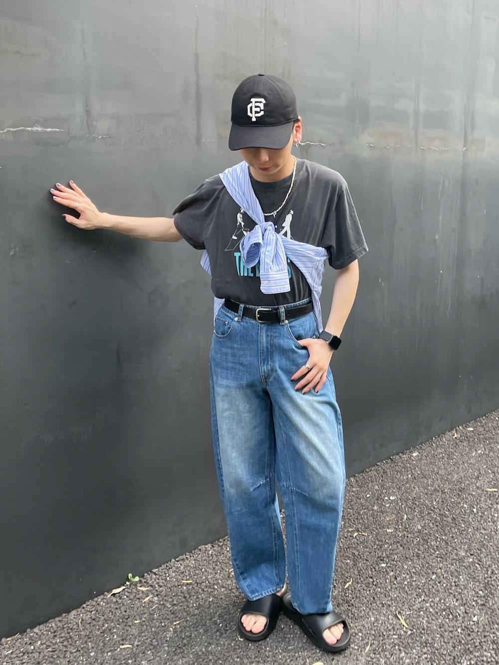 グレー系のTシャツ/カットソー、ブルー系のシャツ/ブラウス、ブルー系のデニムパンツを着用したメンズの夏コーディネートの4枚目の写真