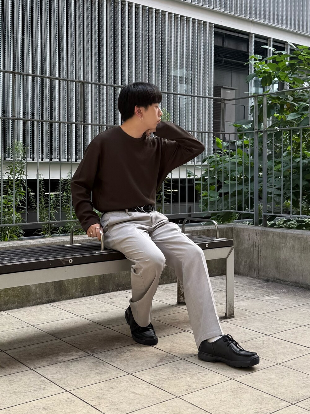 ブラウン系のTシャツ/カットソー、ベージュ系のその他パンツを着用したメンズの夏コーディネートの4枚目の写真