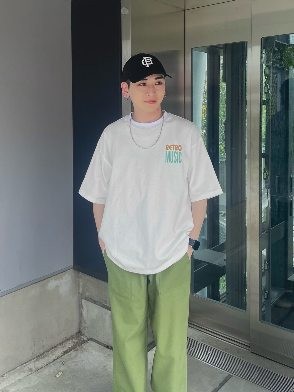 ホワイト系のTシャツ/カットソー、グリーン系のその他パンツ、ブラック系のキャップを着用したメンズの夏コーディネートの6枚目の写真