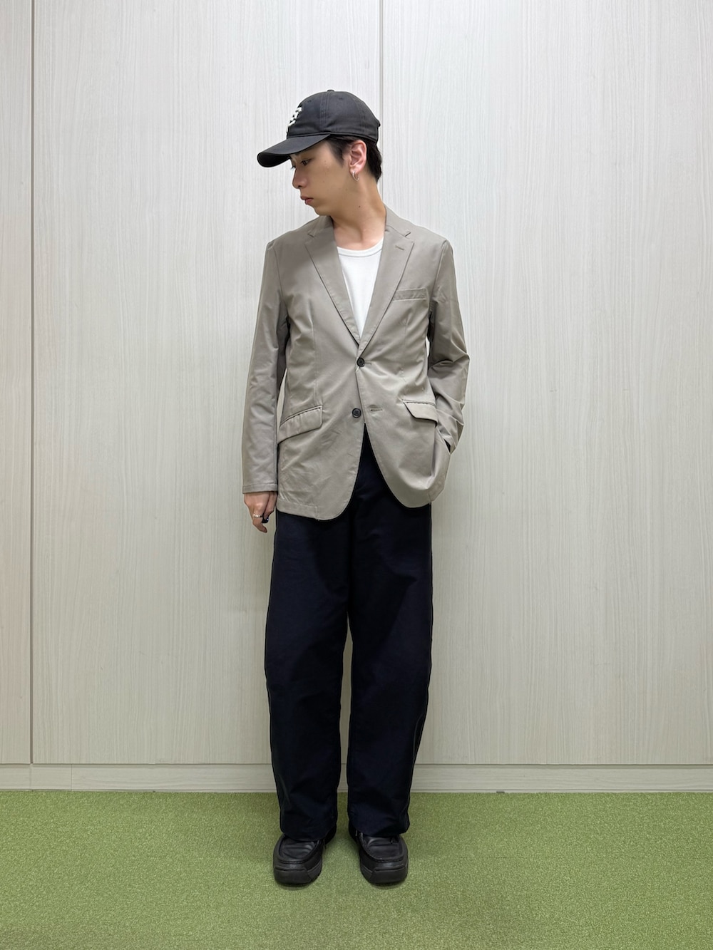 「セットアップ、お出かけコーデ、モノトーン、ブラウン、夏ファッション、シンプルスタイル、おしゃれさんと繋がりたい、スラックス、大人コーデ、40代ファッション、お洒落さんとつながりたい、キレイめ、セットアップスタイル、テーラードジャケット、ジャケット」｜「GLOSTERの【セットアップ/ビジカジ対応】エアードッツ 快適軽量 セットアップテーラードジャケット（テーラードジャケット、ベージュ系）」を使った、りきさん（メンズ・168cm）の夏コーディネートの2枚目の写真