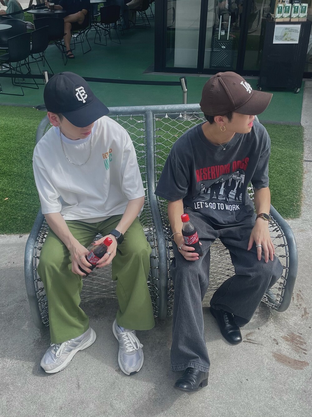 ホワイト系のTシャツ/カットソー、グリーン系のその他パンツ、ブラック系のキャップを着用したメンズの夏コーディネートの7枚目の写真