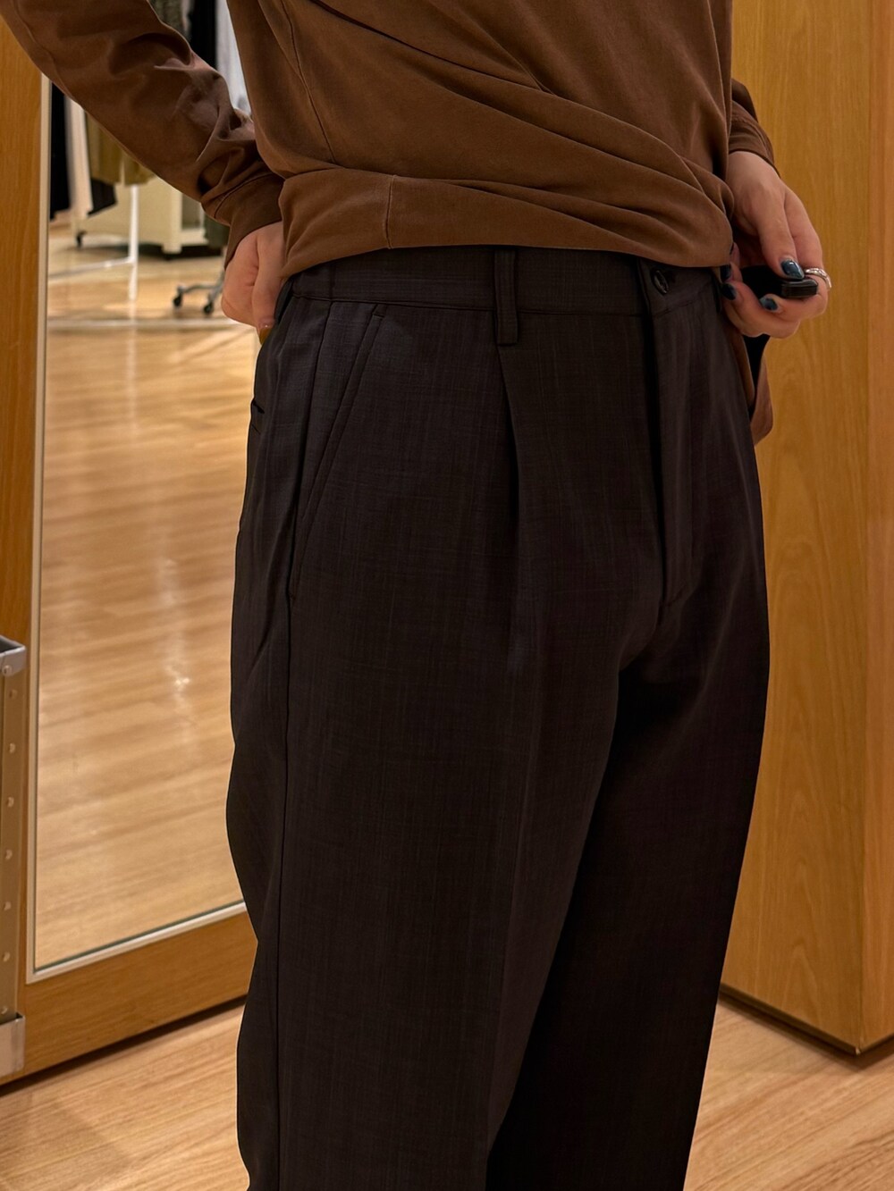 グレー系のその他パンツ、ブラウン系のTシャツ/カットソーを着用したメンズの秋コーディネートの10枚目の写真