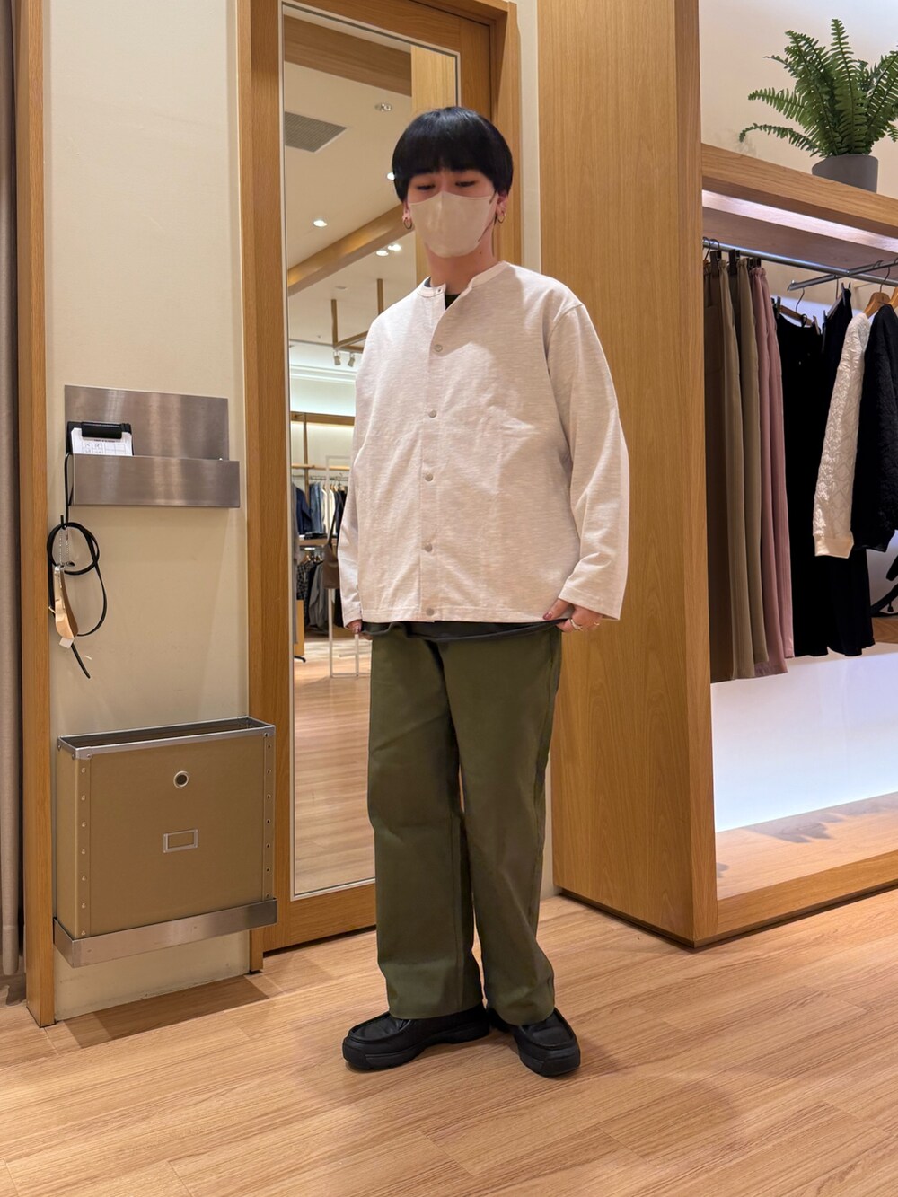 ホワイト系のカーディガン/ボレロ、グレー系のTシャツ/カットソー、グリーン系のその他パンツを着用したメンズの秋コーディネートの2枚目の写真